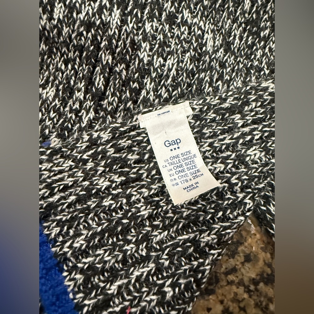 GAP Scarf - Picture 4 of 5